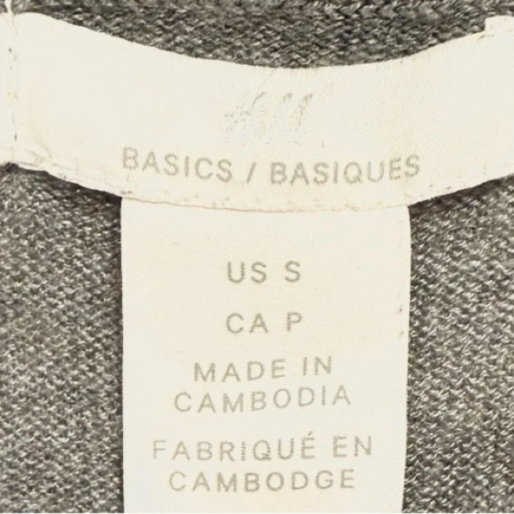 H&M Basics Grey V-Neck Long-Sleeve Pullover Lightweight Sweater Size Small - Picture 3 of 4